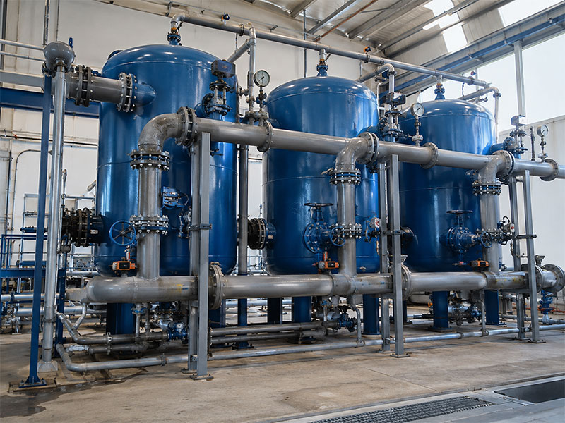 Fábrica-industrial-com-tanques-azuis-de-agua