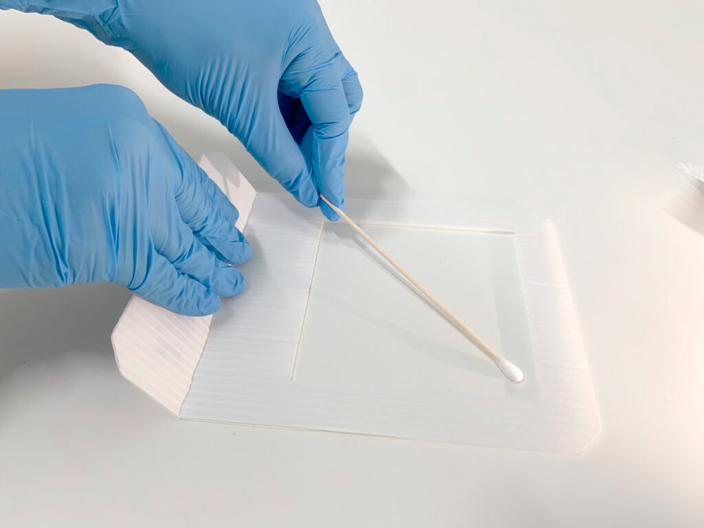 Coleta de amostra por swab em superfície