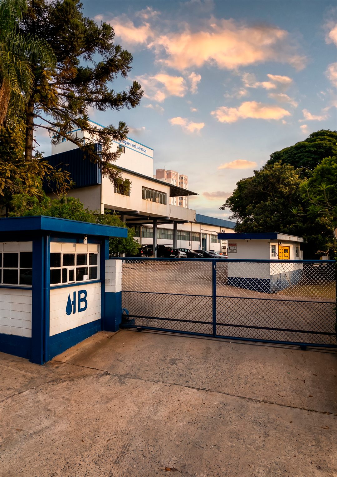 Entrada da sede da HB Soluções e Laboratórios em Sorocaba, São Paulo